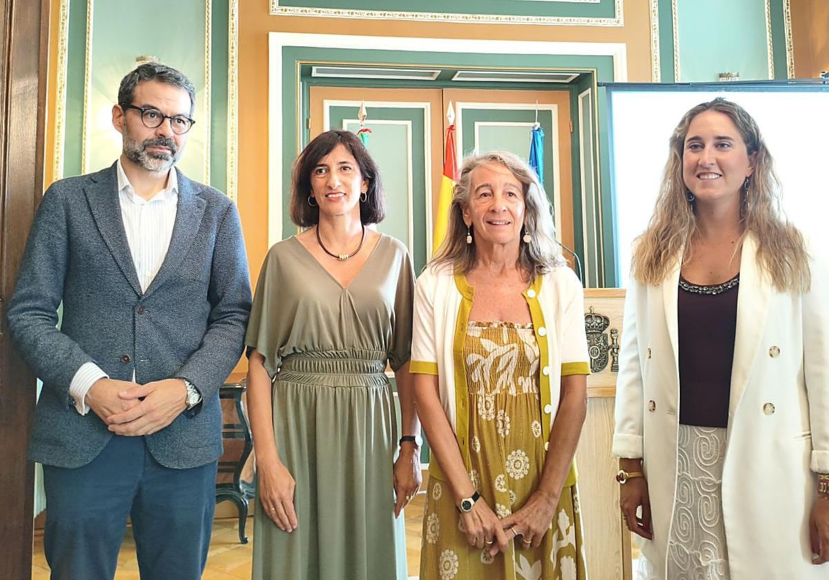 Marisol Garmendia (segunda por la derecha), delegada del Gobierno, acompañada por los subdelegados de Bizkaia, Gipuzkoa y Álava.