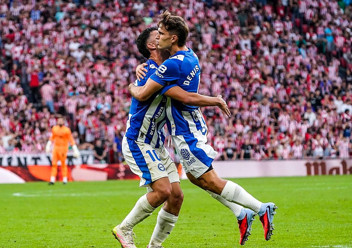Denis Suárez abraza a Aleñá tras su gol en San Mamés.