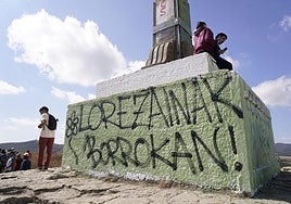 Los jardineros elevan su protesta hasta la cruz de Olárizu y el recorrido por los mojones