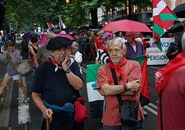 Movimiento de pensionistas reivindicando el debate de la ILP durante las fiestas de Bilbao.
