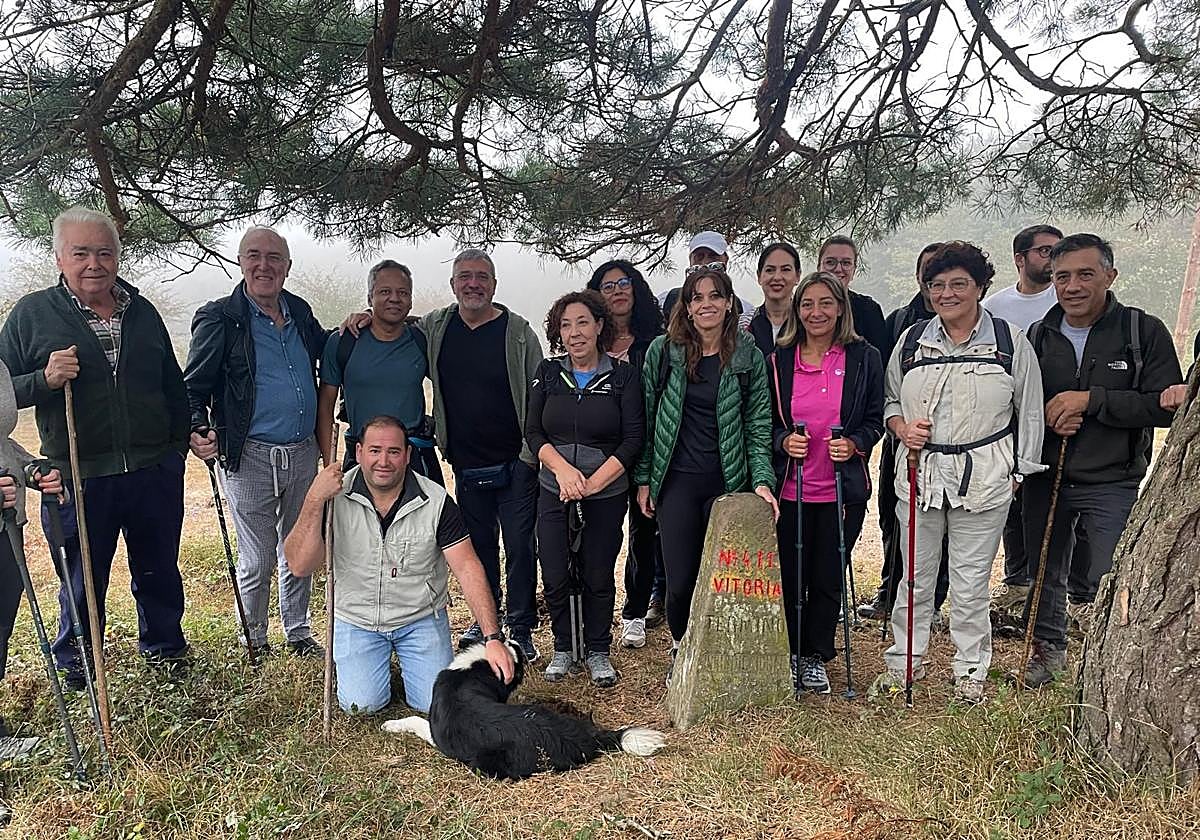Miembros de la Corporación han iniciado el recorrido por los mojones, el primer acto de la fiesta de Olárizu.