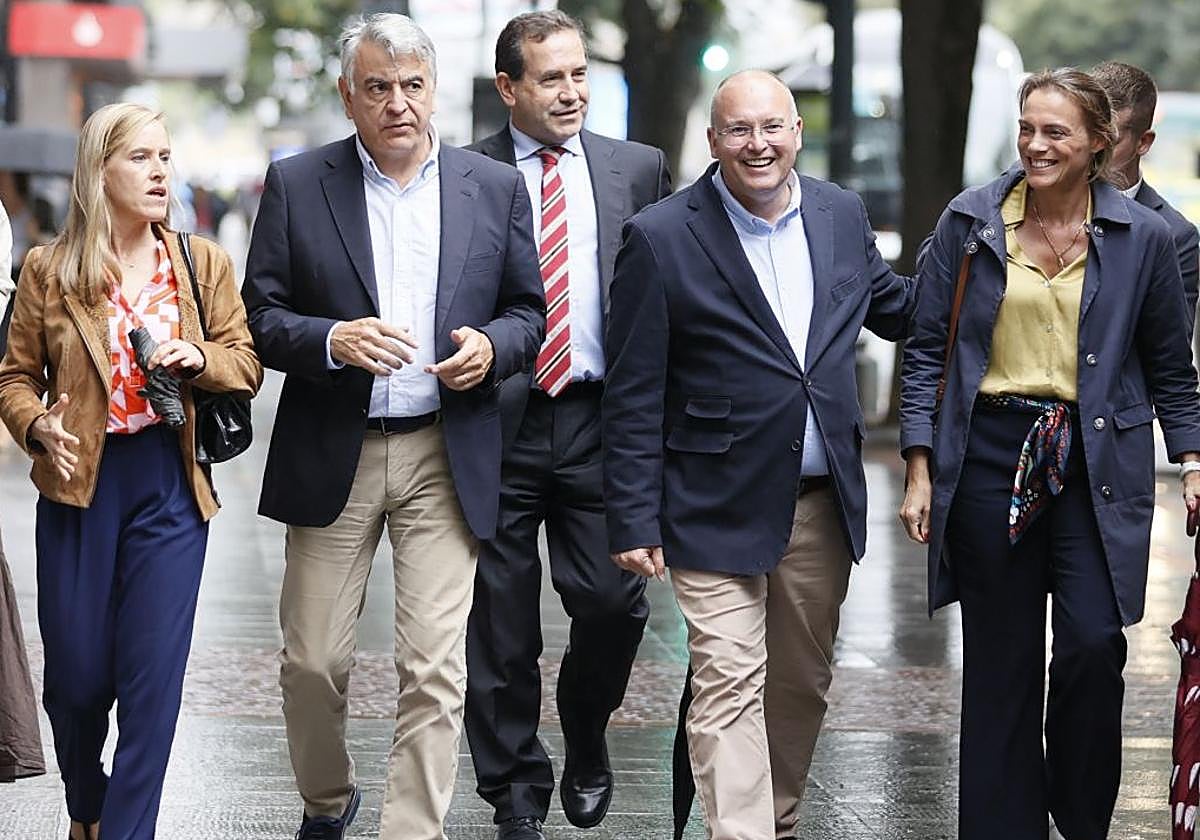 Amaya Fernández, Javier de Andrés, Eduardo Andrade, Miguel Tellado y Raquel González, este lunes en Bilbao.
