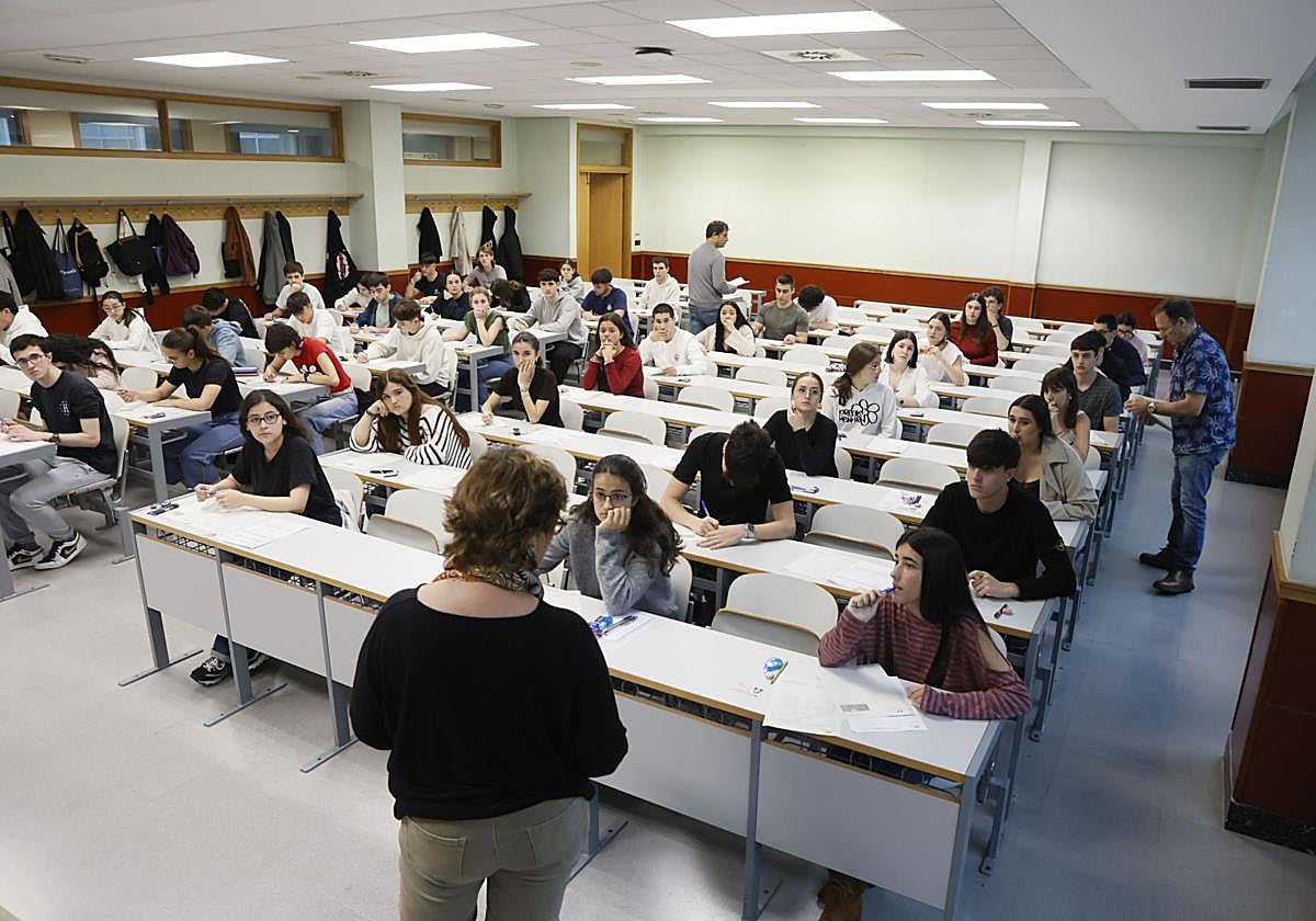 Alumnos se enfrentan a un examen de la prueba de acceso a la Universidad, el pasado mes de junio en Bilbao.
