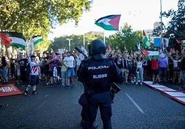 El micfróno abierto de TVE en las protestas de la Vuelta: «No tenemos texto, joder»