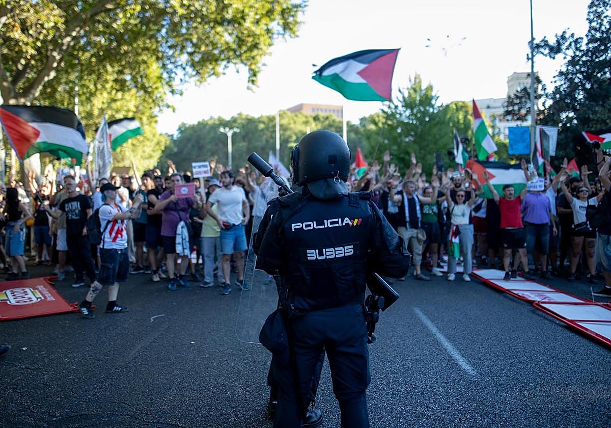 El micfróno abierto de TVE en las protestas de la Vuelta: «No tenemos texto, joder»