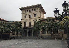 El Ayuntamiento de Ugao rechaza por unanimidad el «nuevo ataque» a la edil del PNV