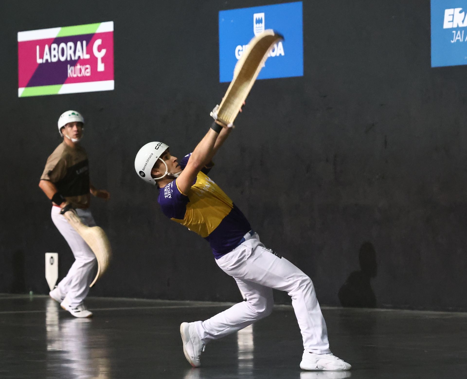 Urreisti devuelve un rebote de costado en el frontón Carmelo Balda