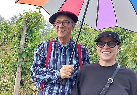 Roberto Ibarretxe e Isabel Viñas junto al viñedo con el que dan vida a su txakoli Uriondo.