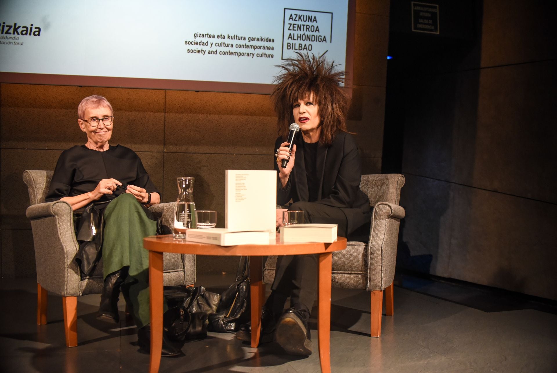 Lourdes Méndez y Xabier Arakistain presentaron las publicaciones en la sala Bastida de Azkuna Zentroa.