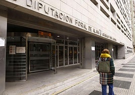 Entrada a la sede de Hacienda en Vitoria.