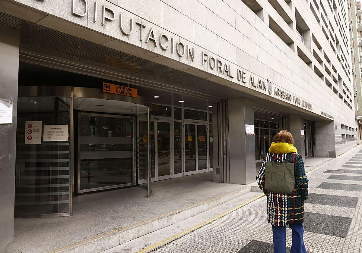 Entrada a la sede de Hacienda en Vitoria.