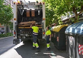 Trabajadores de Bira, la actual contrata, recogen cartones de las calles de Vitoria.