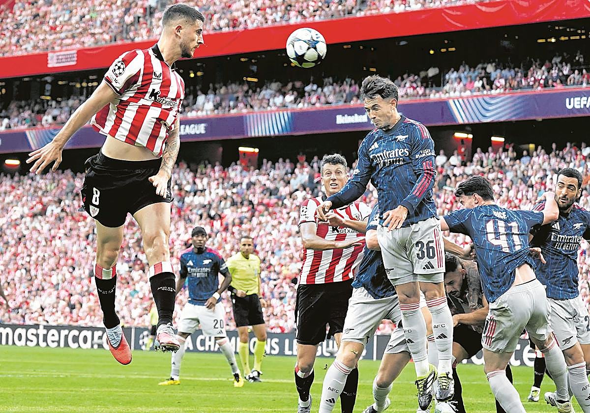 Sancet y Zubimendi juegan un balón aéreos.