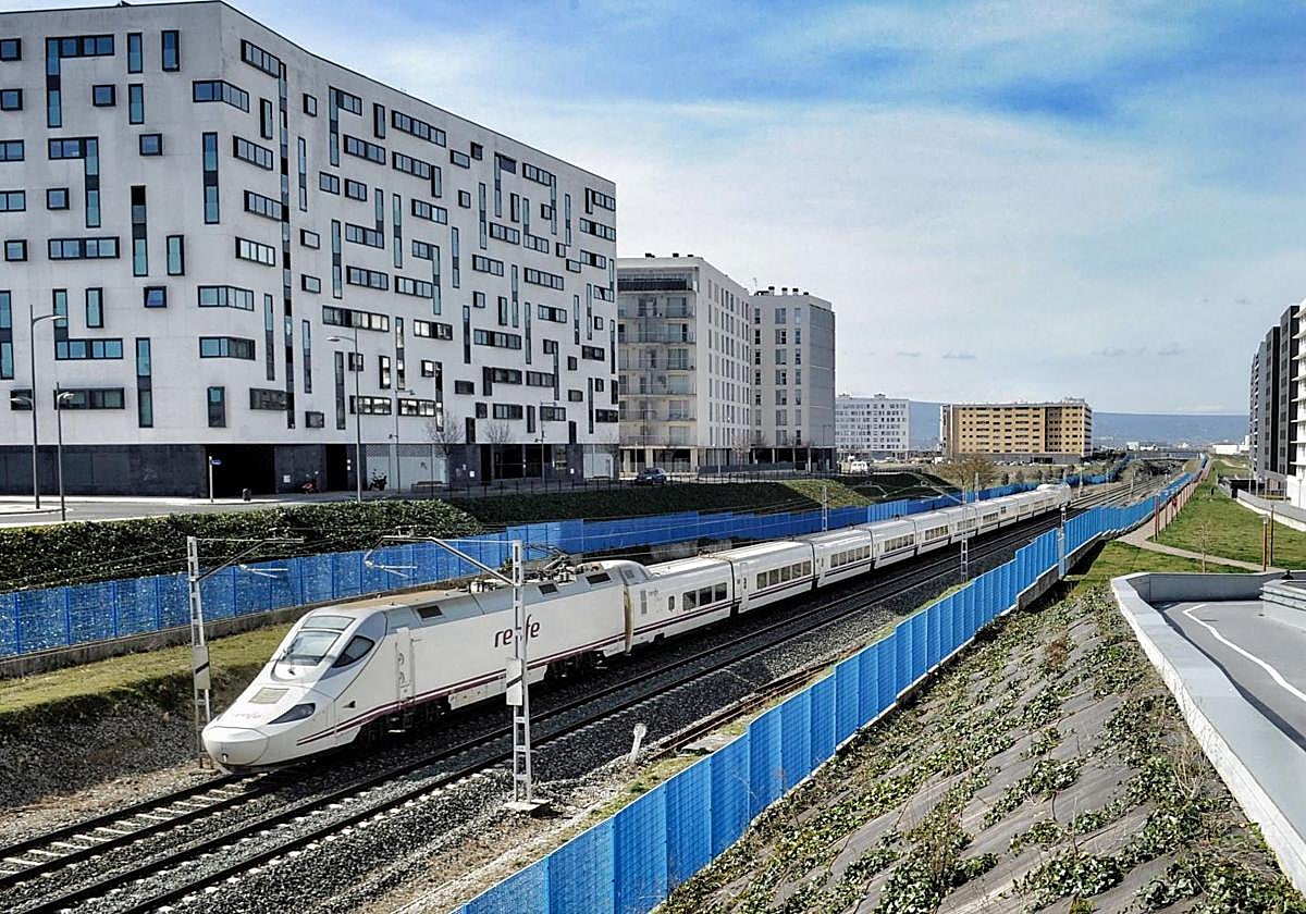 Tren Alvia en tránsito por Vitoria.