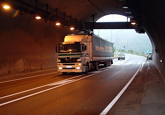 Camión circulando por el túnel de Belate.
