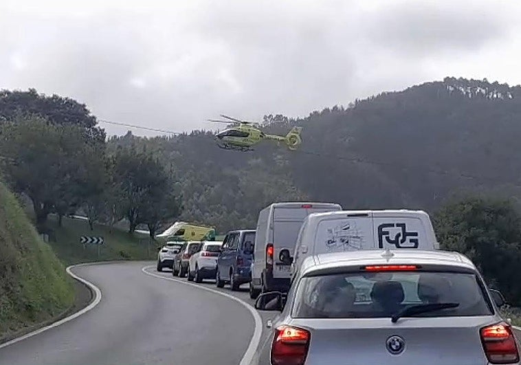 Imagen del helicóptero medicalizado en el accidente del motorista en Bermeo.