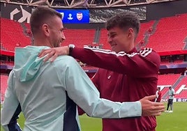 Kepa Arrizabalaga regresa a San Mamés y se funde en un abrazo con Unai Simón
