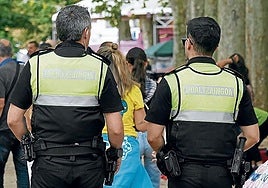 Dos policías municipales patrullan por Bilbao.