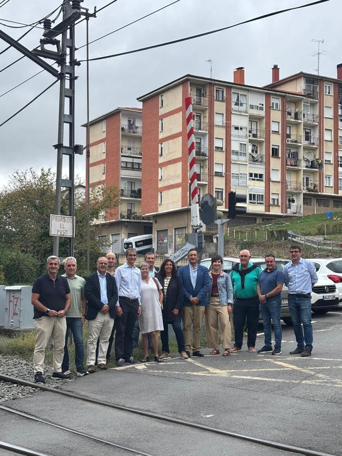 Representantes políticos en un paso a nivel en Balmaseda.