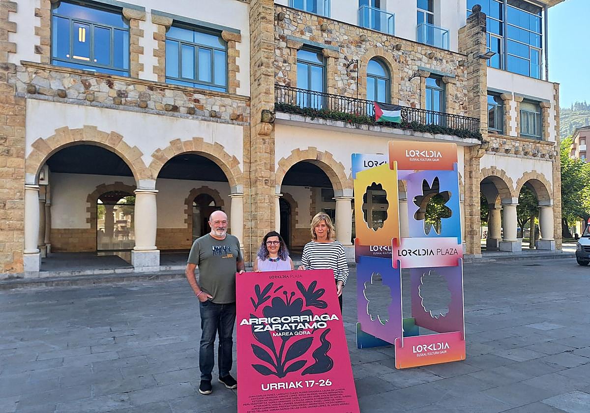 El alcalde de Zaratamo, Alberto Ugarriza, la responsable de comunicación del festival, Amaia Ocerín y la alcaldesa de Arrigorriaga, Maite Ibarra.