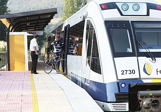 Un tren de Feve, en la ruta Santander-BIlbao.
