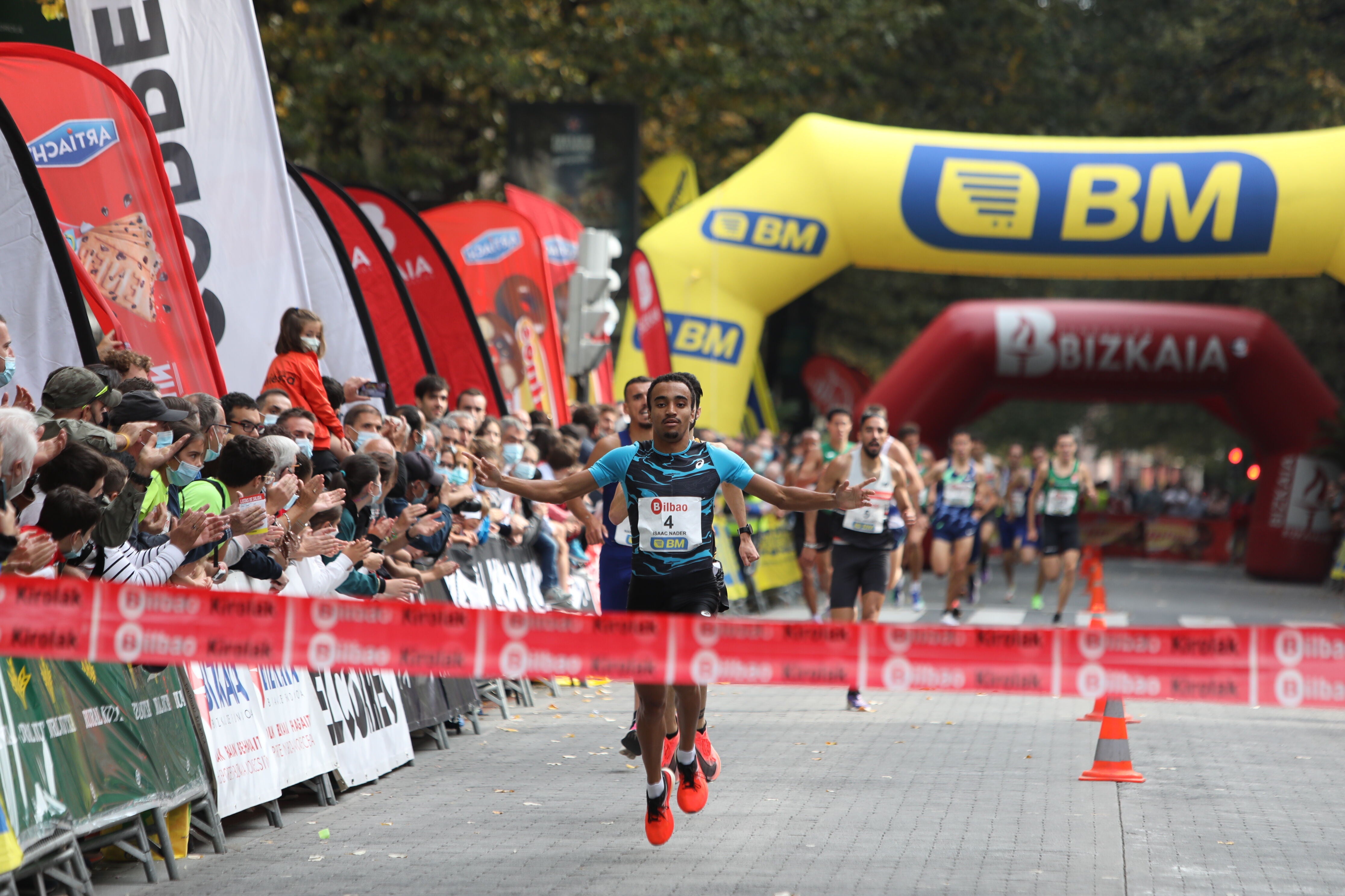 Imagen principal - Nader, en tres de sus cuatro victorias en la meta de la Gran Vía