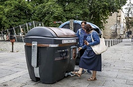 Unas vecinas de Casco Viejo utilizan el contenedor de orgánica.