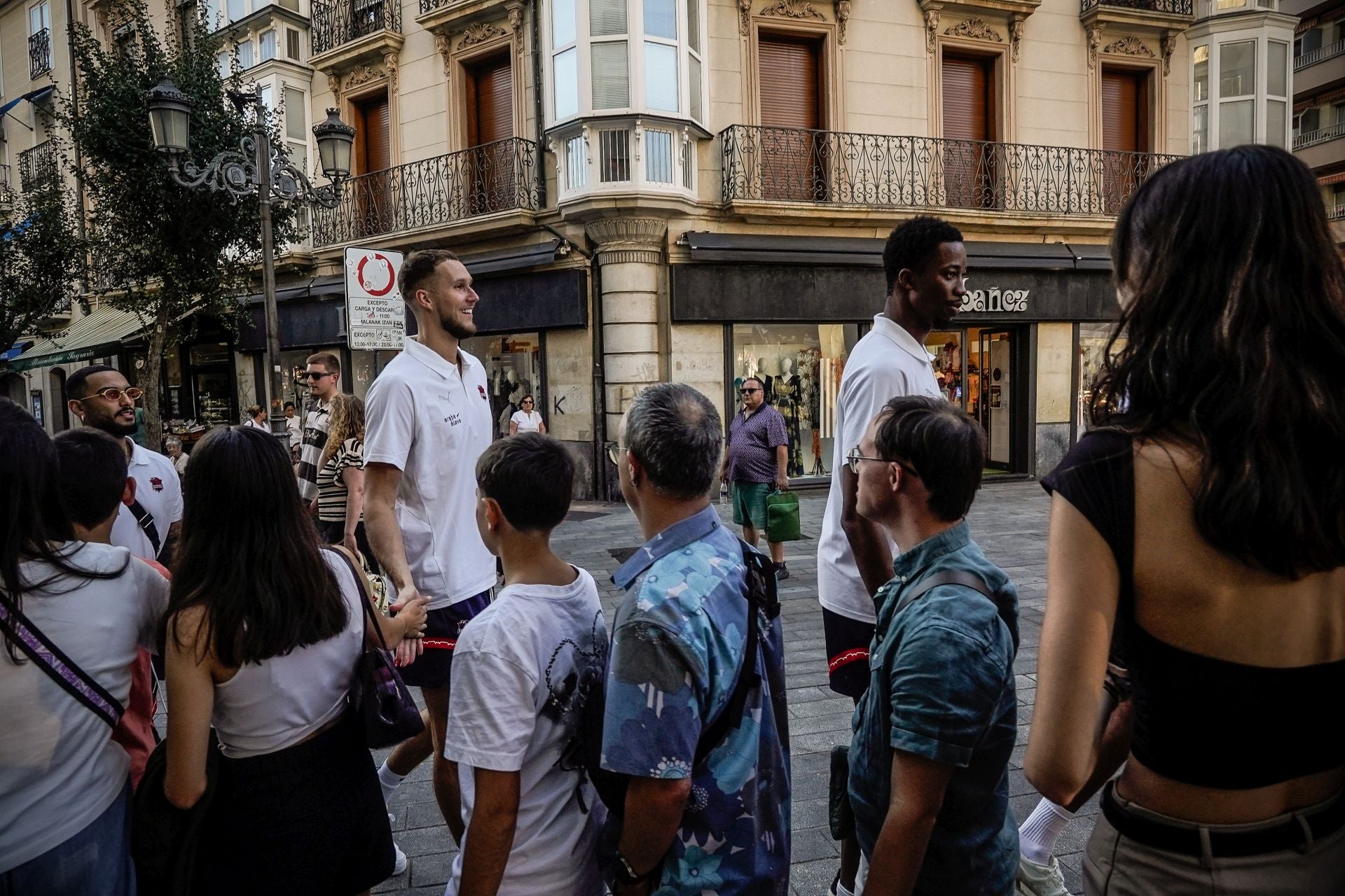 Las imágenes del baño de masas del Baskonia en el centro de Vitoria