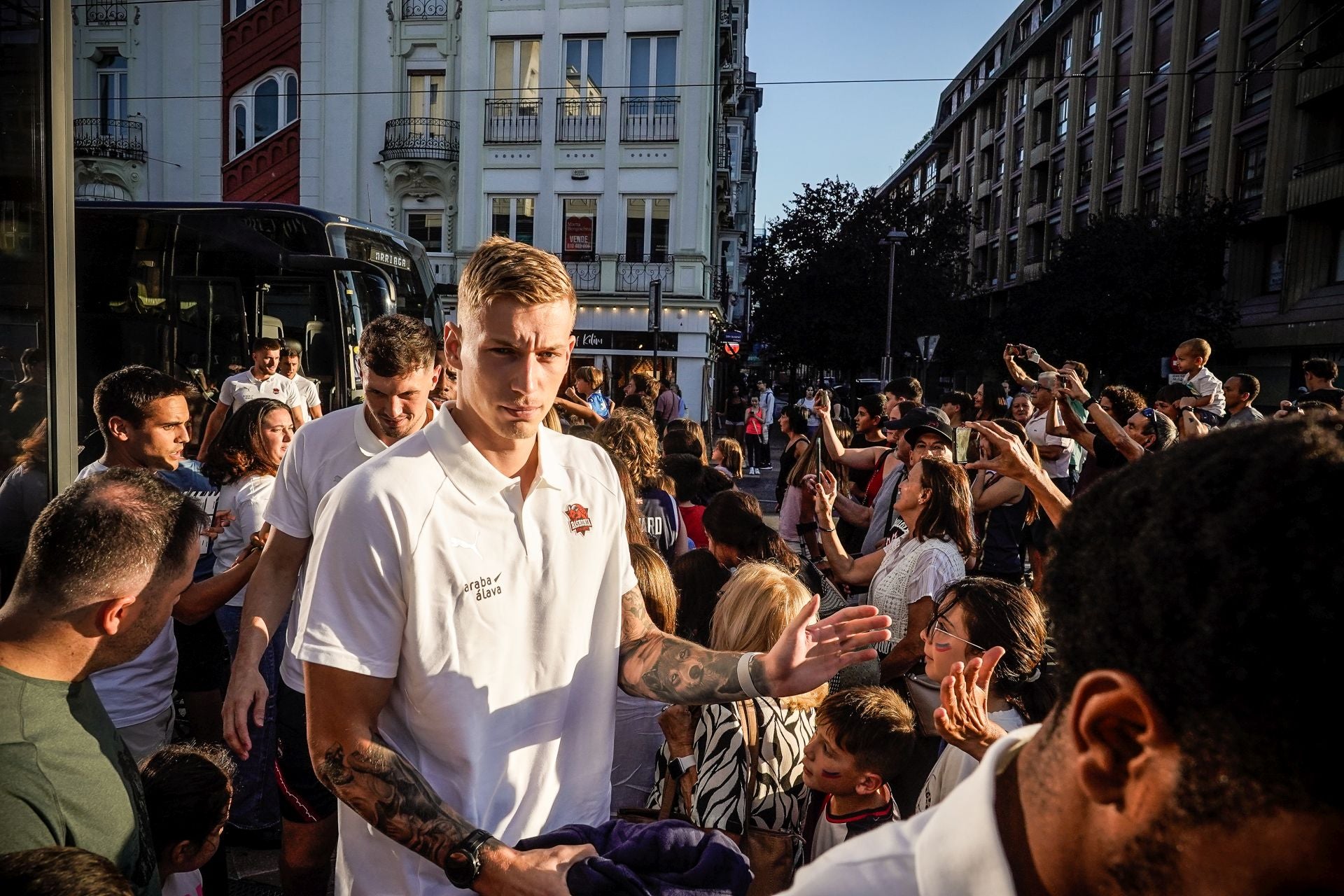 Las imágenes del baño de masas del Baskonia en el centro de Vitoria