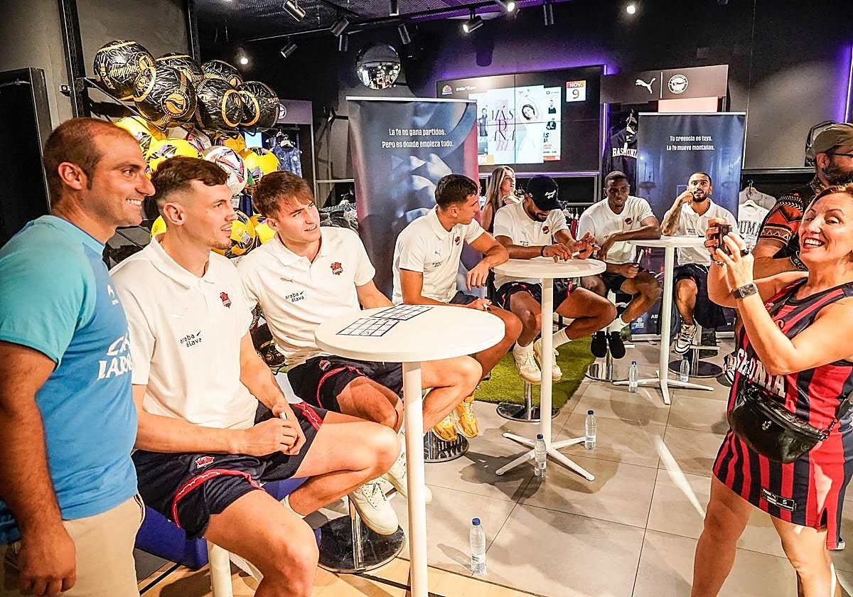 Las imágenes del baño de masas del Baskonia en el centro de Vitoria