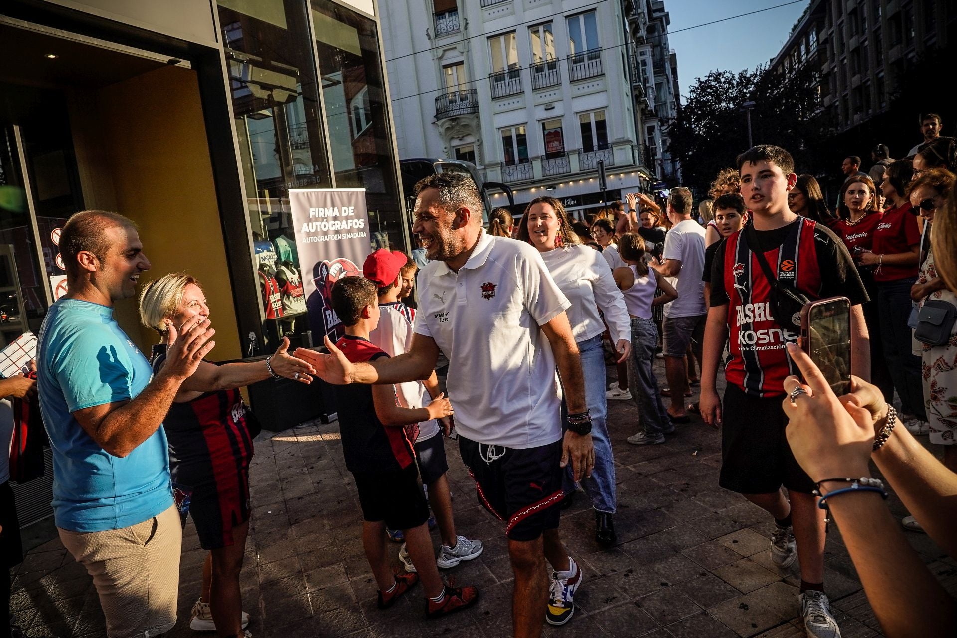 Las imágenes del baño de masas del Baskonia en el centro de Vitoria