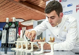 El cocinero de El Puntido, de Páganos, remata su creación.