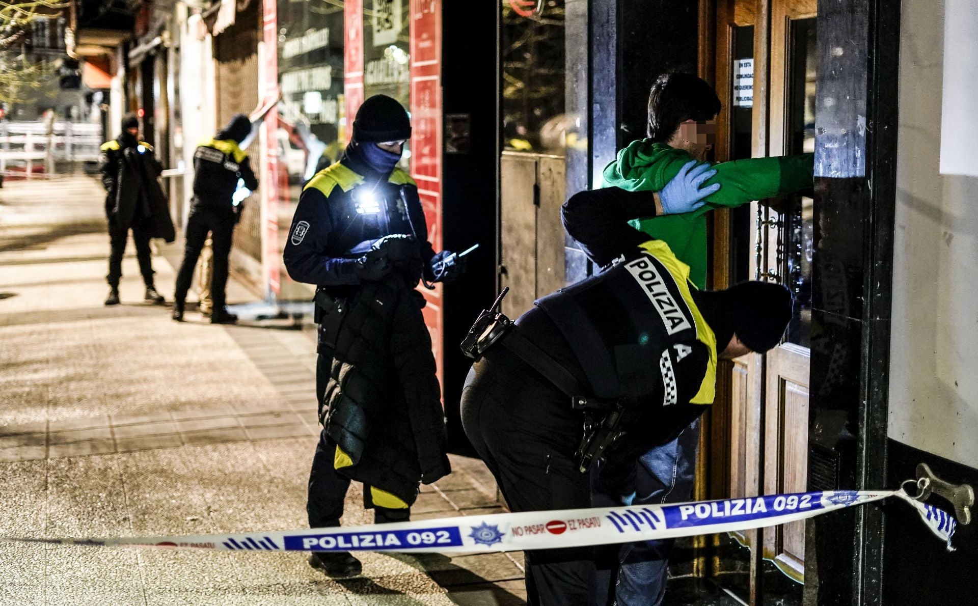 Policías locales realizan cacheos preventivos aleatorios a unos jóvenes.