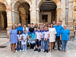 Los txupineros junto con los txupineros txiki y el autor del cartel y autoridades municipales.