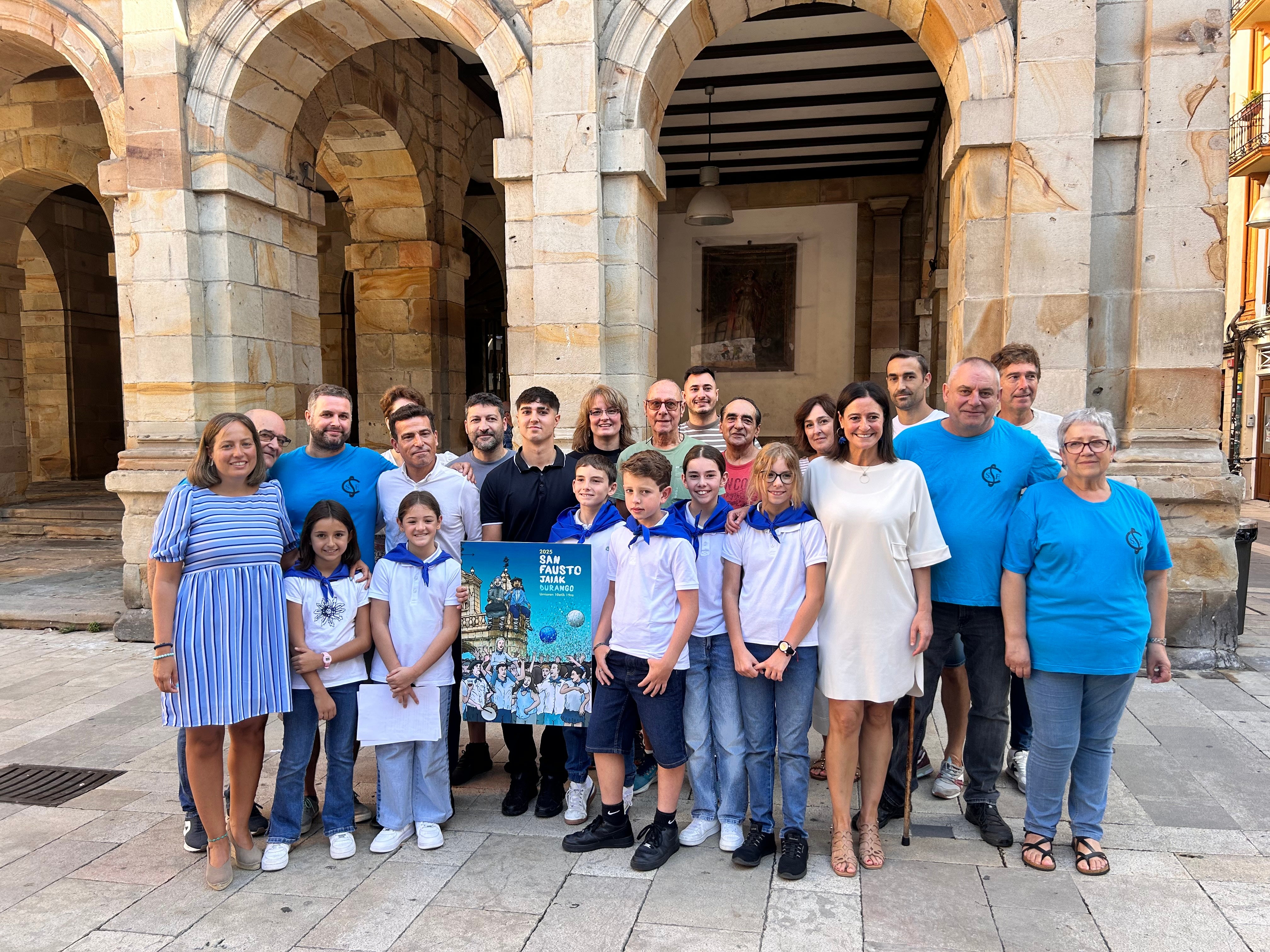 Los txupineros junto con los txupineros txiki y el autor del cartel y autoridades municipales.