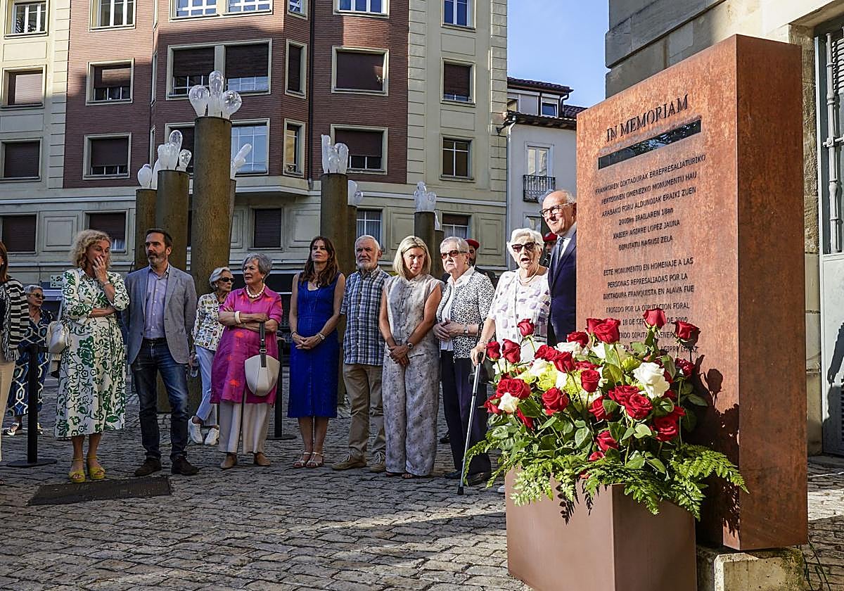 Autoridades y familiares de las víctimas, durante el homenaje.