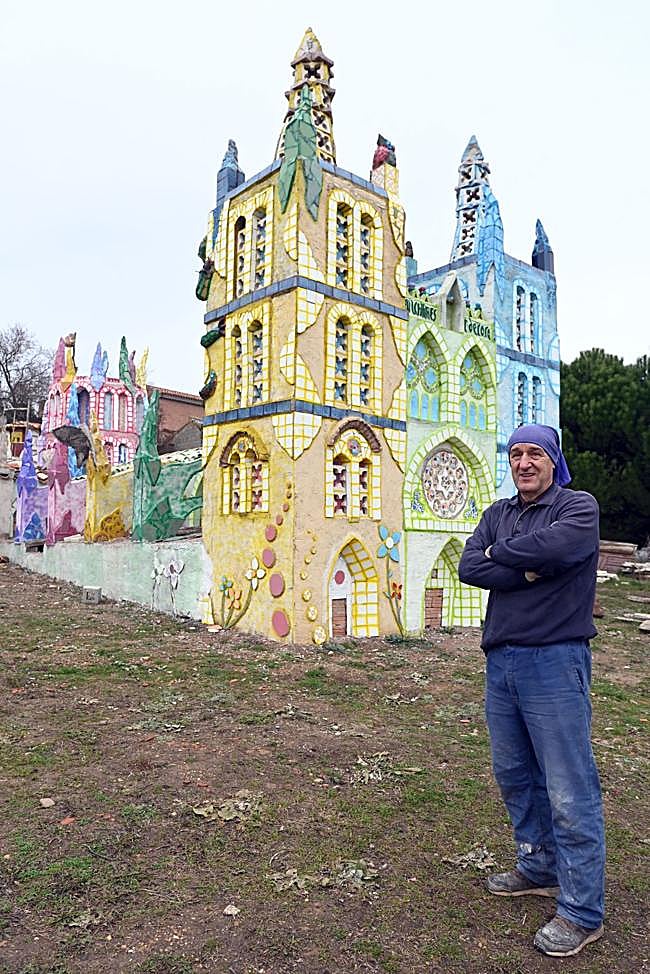 El escultor Félix Yáñez ante su obra.