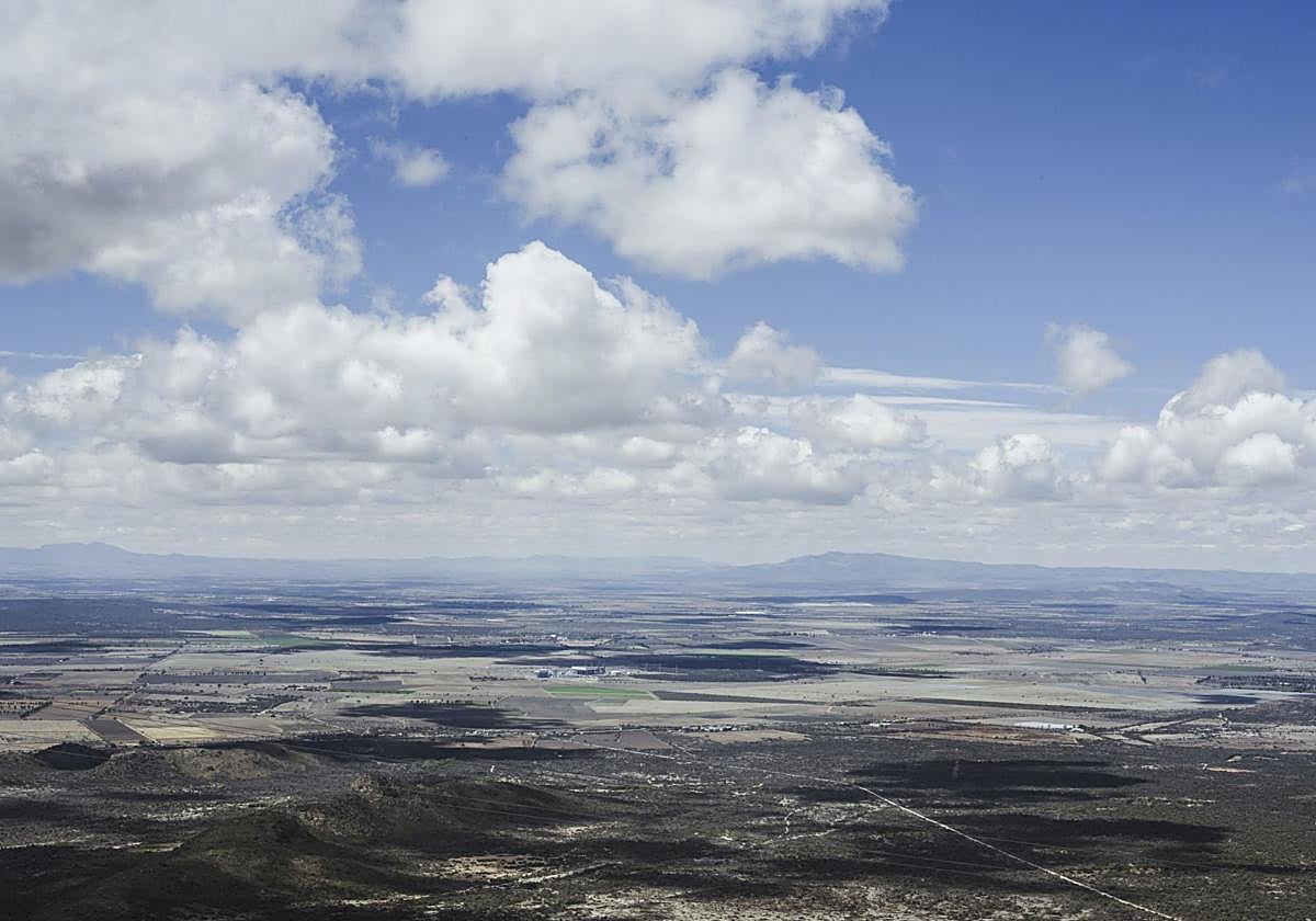 Cielo azul con nubes.