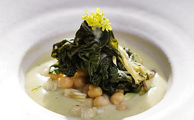 Acelgas a la brasa sobre parmentier de calbacín y guisantes a la parrilla