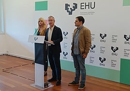 El rector, Joxerramon Bengoetxea, y los vicerrectores Estitxu Garai y Asier Blas.