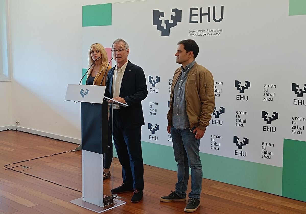 El rector, Joxerramon Bengoetxea, y los vicerrectores Estitxu Garai y Asier Blas.