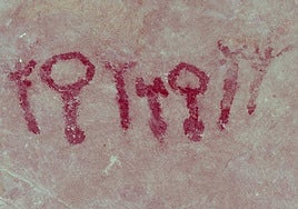 El grupo de siete figuras que conforman uno de los cinco paneles de la cueva de Erlapiku.