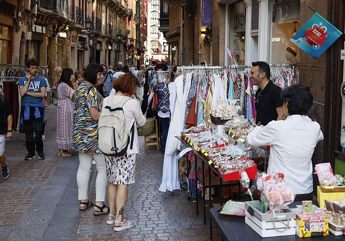 Ropa o zapatos con hasta un 80% de descuento: el mercadillo de gangas regresa al Casco Viejo