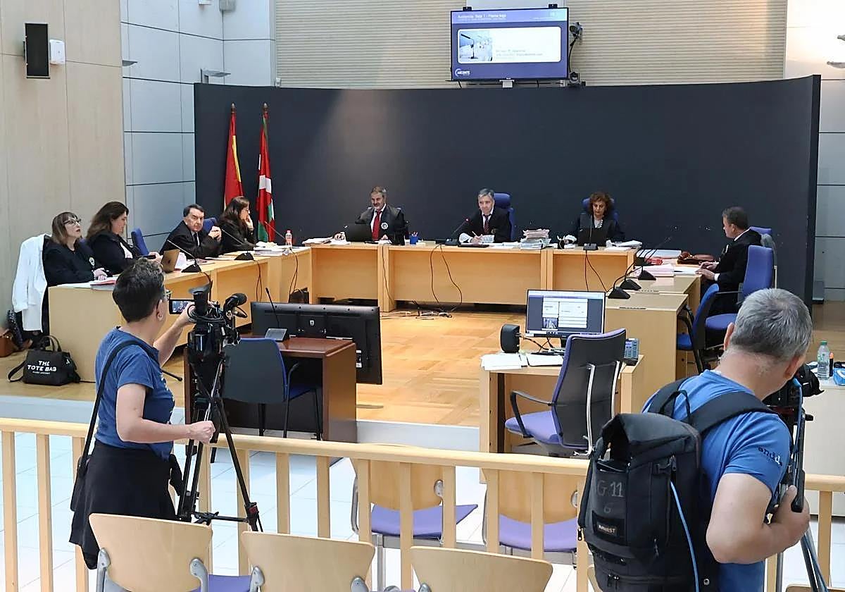 Una ertzaina destaca la «total dependencia» que una de las menores tenía del masajista de Altza acusado de agresión sexual