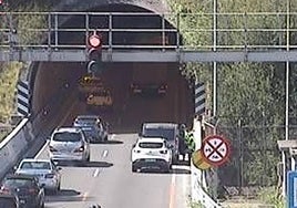 Retenciones finalizadas en la A-8 tras un accidente en los túneles de Malmasin