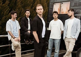 Ander Hernández (batería), Iñigo Herrera (guitarrista), Endika Basterretxea (cantante), Jorge Lozano (bajista) e Ibai Meñaka (teclista).