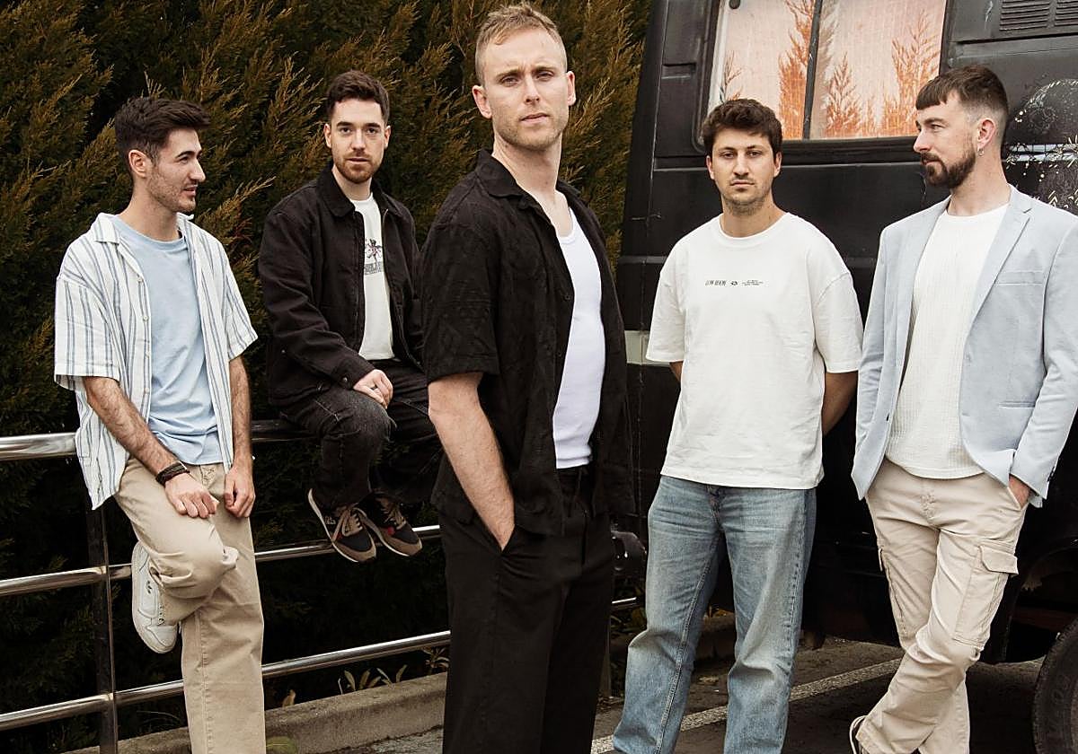 Ander Hernández (batería), Iñigo Herrera (guitarrista), Endika Basterretxea (cantante), Jorge Lozano (bajista) e Ibai Meñaka (teclista).