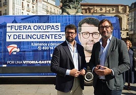 Iñaki García Calvo e Iñaki Oyarzabal, junto a la furgoneta con la que recorrerán los barrios de Vitoria.