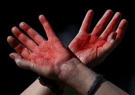 Manos pintadas de rojo, símbolo de manos ensangrentadas, durante la protesta «Dibuja la línea roja para Gaza» contra las operaciones militares de Israel en la Franja de Gaza y en apoyo del pueblo palestino, en Bruselas, Bélgica.