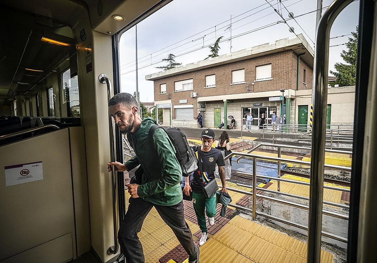 Pasajeros en el Cercanías alavés.